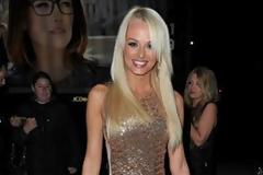 Μίνι φούστα ως τις... αμυγδαλές!