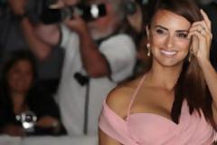 ΔΕΙΤΕ: Το θανατηφόρο σκίσιμο του φορέματος της Πενέλοπε Κρουζ