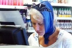 Πασίγνωστη ηθοποιός φορά μαντίλι για να κρύψει τις ουλές από το λίφτινγκ!