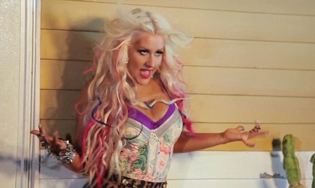 ΔΕΙΤΕ: Ασφυκτιούν τα ρούχα της Christina Aguilera! - Φωτογραφία 2