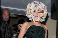 Οι τέσσερις εκκεντρικές εμφανίσεις της Lady Gaga σε μία μόνο επίδειξη