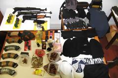 Ελληνοαλβανική σπείρα αδίστακτων ληστών στα χέρια της αστυνομίας – Είχαν κάνει 49 ληστείες ..(Φωτογραφίες σοκ από τον οπλισμό που διέθεταν)