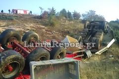 Λαμία: Νταλίκα έπεσε σε γκρεμό - Ψάχνουν τον οδηγό