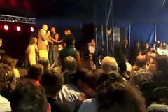 Τρελό Γέλιο: Μουσουλμάνοι επιτίθενται σε αριστερή ομιλήτρια σε κομμουνιστικό φεστιβάλ στη Γαλλία!!! (Απολαυστικό βίντεο)