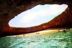 ΔΕΙΤΕ: Μια παραλία κρυμμένη μέσα στο βουνό!