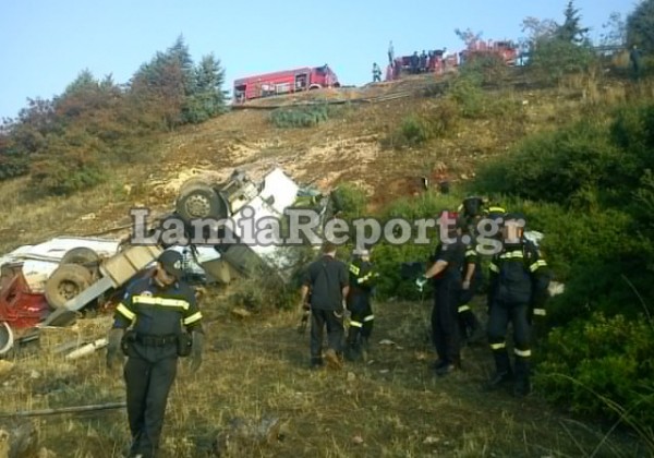 Λαμία: Νταλίκα έπεσε σε γκρεμό - Για 2 ώρες έψαχναν τον οδηγό! - Φωτογραφία 2