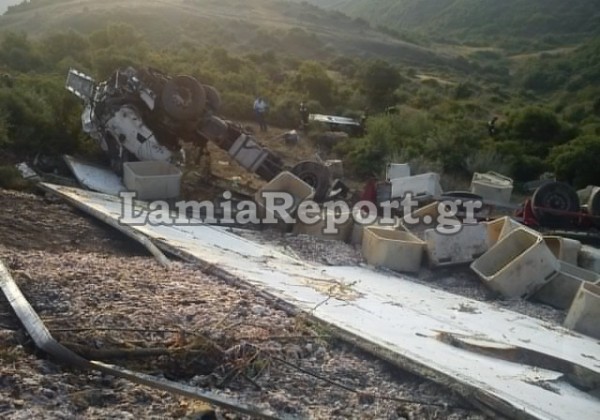 Λαμία: Νταλίκα έπεσε σε γκρεμό - Για 2 ώρες έψαχναν τον οδηγό! - Φωτογραφία 4