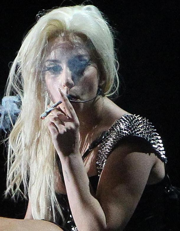 Πίνει... μπάφους χωρίς να παίζει «pro» η Lady Gaga - Φωτογραφία 2