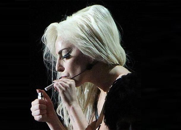 Πίνει... μπάφους χωρίς να παίζει «pro» η Lady Gaga - Φωτογραφία 3