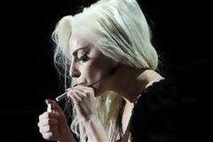 Πίνει... μπάφους χωρίς να παίζει «pro» η Lady Gaga