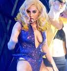 VIDEO: Η Gaga καπνίζει χασίς στη σκηνή - Φωτογραφία 1