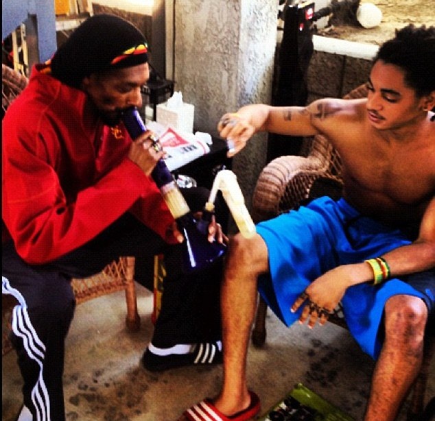 O Snoop Dogg και ο 18χρονος γιος του καπνίζουν μαζί μαριχουάνα! Φωτογραφίες - Φωτογραφία 2