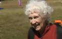 Γιόρτασε τα 80ά της γενέθλια κάνοντας skydiving [video]