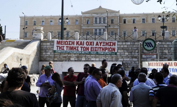 Έστησαν κρεμάλα στο Σύνταγμα (ΦΩΤΟ)... Ένταση και έξω από το Μαξίμου!!! - Φωτογραφία 2