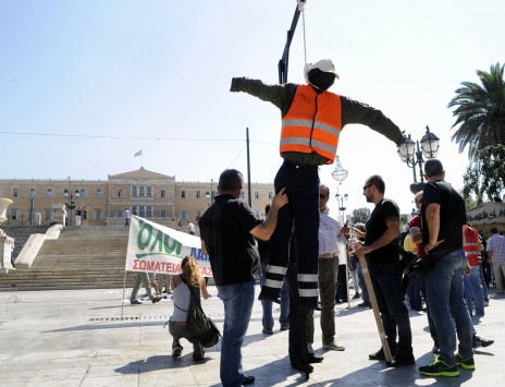 Έστησαν κρεμάλα στο Σύνταγμα (ΦΩΤΟ)... Ένταση και έξω από το Μαξίμου!!! - Φωτογραφία 3