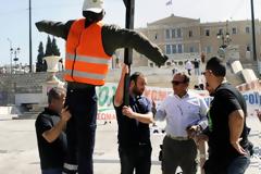 Έστησαν κρεμάλα στο Σύνταγμα (ΦΩΤΟ)... Ένταση και έξω από το Μαξίμου!!!