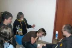 ΣΟΚ: : Ιερέας βάζει παιδιά να γλύψουν σαντιγί από το γόνατό του!