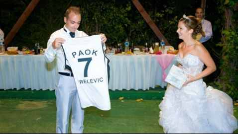 ΦΩΤΟ: Του έκανε δώρο στο γάμο τους φανέλα του ΠΑΟΚ - Φωτογραφία 2