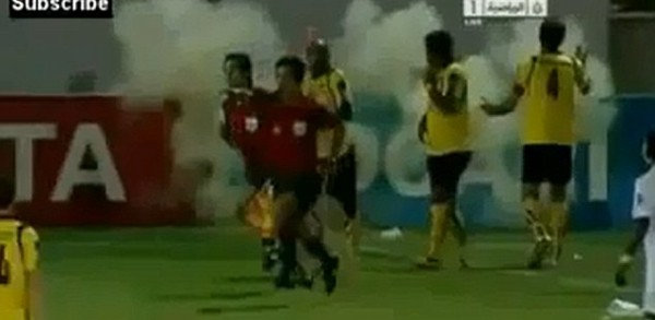 VIDEO: Έσκασε χειροβομβίδα σε γήπεδο στο Ιράν! - Φωτογραφία 4