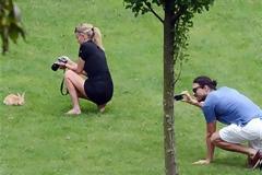 ΔΕΙΤΕ: Φωτογραφίζει τα... οπίσθια της φωτογράφου