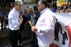 Γιούχαραν τον Κασιδιάρη σε συγκέντρωση των τρίτεκνων