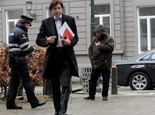 Επίθεση με... τάρτα στον πρωθυπουργό του Βελγίου - Φωτογραφία 1