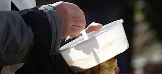 Οι «άθλιοι »των Αθηνών-Οκτώ χιλιάδες άνθρωποι αναζητούν φαγητό στα συσσίτια - Φωτογραφία 1