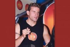 Δείτε πώς είναι ο Αντρέας Παρασκάκης 10 χρόνια μετά το Bar!