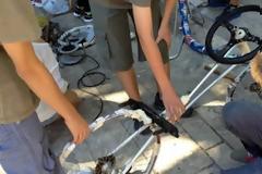 Το ποδήλατο της φαντασίας τους από …σκουπίδια