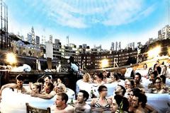 Στο τζακούζι... οκτώ - οκτώ!