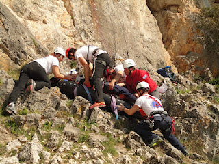 Συνεχίζεται η επιχείρηση ανάσυρσης νεκρού ορειβάτη από τη χαράδρα του Βίκου - Φωτογραφία 1