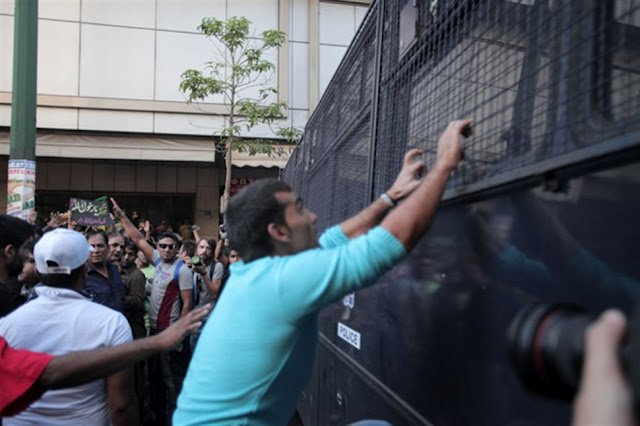 Τρίζουν τα κόκαλα των προγόνων μας...Ομορφιές ισλαμοφασιστών στην πόλη που γέννησε την Δημοκρατία..Φωτογραφίες που σοκάρουν.. - Φωτογραφία 11