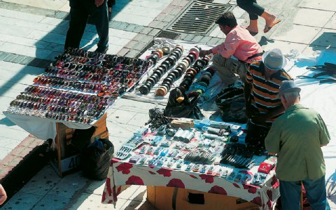 ΜΕΤΡΑ ΣΤΟ ΠΑΖΑΡΙ ΓΙΑ ΠΑΡΑΝΟΜΟΥΣ ΚΑΙ.....ΧΡΥΣΗ ΑΥΓΗ - Φωτογραφία 2