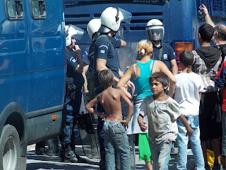 Διαμαρτυρία των αθίγγανων της Θήβας έξω από τη ΔΕΗ - Φωτογραφία 3