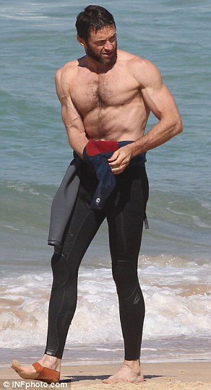 Ο τούμπανος Hugh Jackman, η 60άρα σύζυγος, τα παιδιά και το σερφ... - Φωτογραφία 4