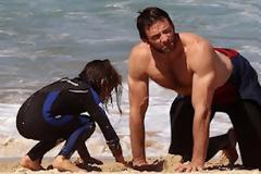 Ο τούμπανος Hugh Jackman, η 60άρα σύζυγος, τα παιδιά και το σερφ...