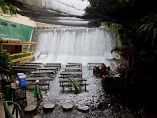 Εστιατόριο καταρράκτης στο Villa Escudero - Φωτογραφία 1