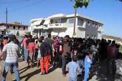 Πόλεμος με αυγά και ντομάτες από τους Ρομά προς τη ΔΕΗ της Θήβας