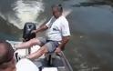 Δείτε τι παθαίνει ένας ψαράς όταν πηδάει στη βάρκα του ένας απρόσκλητος επισκέπτης! [video]
