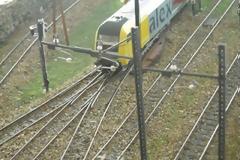 ΔΕΙΤΕ: Τα τρένα περνούν μέσα από... το σπίτι του!