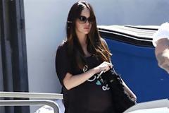 Η κοιλιά της δεν κρύβεται με τίποτα...