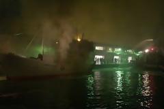 Δείτε φωτογραφίες και βίντεο από το αλιευτικό σκάφος που λαμπάδιασε μέσα στην Ιχθυόσκαλα