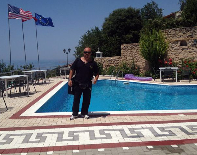 Ο «στρατιώτης» της Χρυσής Αυγής με το πεντάστερο ξενοδοχείο στην Αλβανία - Φωτογραφία 2