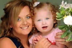 Σπάνια ασθένεια αναγκάζει 2χρονη να ζει σε ΑΠΟΛΥΤΗ ΗΣΥΧΙΑ