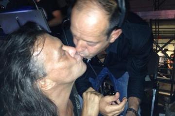ΦΩΤΟ: Με ποιον φιλήθηκε στο στόμα στη συναυλία του Φοίβου ο Ψινάκης; - Φωτογραφία 2