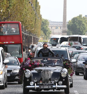 Ανεβασμένη σε μια Jaguar προωθούσε το άρωμα της! - Φωτογραφία 3