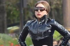 Ανεβασμένη σε μια Jaguar προωθούσε το άρωμα της!