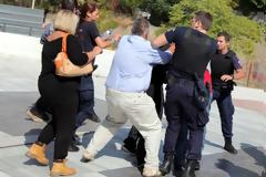 Προσπάθησαν να λιντσάρουν τους δολοφόνους του Καντάρη έξω από το δικαστήριο..Φώτος.