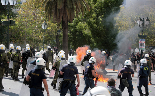 ΕΙΚΟΝΕΣ ΚΑΙ ΒΙΝΤΕΟ ΑΠΟ ΤΑ ΕΠΕΙΣΟΔΙΑ ΣΤΗΝ ΑΘΗΝΑ..ΣΕ 104 ΠΡΟΣΑΓΩΓΕΣ ΠΡΟΧΩΡΗΣΕ Η ΑΣΤΥΝΟΜΙΑ. - Φωτογραφία 4