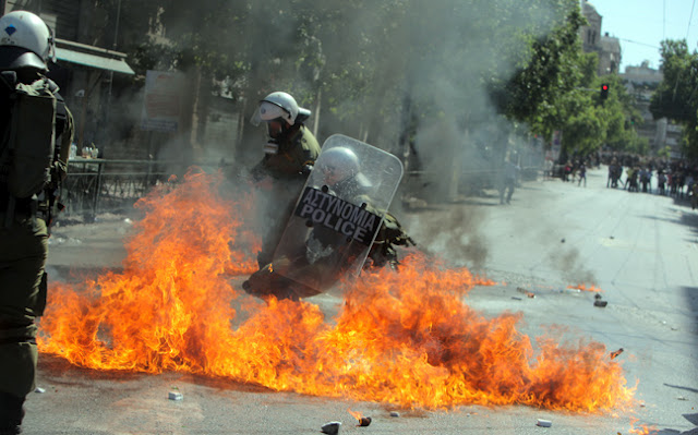 ΕΙΚΟΝΕΣ ΚΑΙ ΒΙΝΤΕΟ ΑΠΟ ΤΑ ΕΠΕΙΣΟΔΙΑ ΣΤΗΝ ΑΘΗΝΑ..ΣΕ 104 ΠΡΟΣΑΓΩΓΕΣ ΠΡΟΧΩΡΗΣΕ Η ΑΣΤΥΝΟΜΙΑ. - Φωτογραφία 5